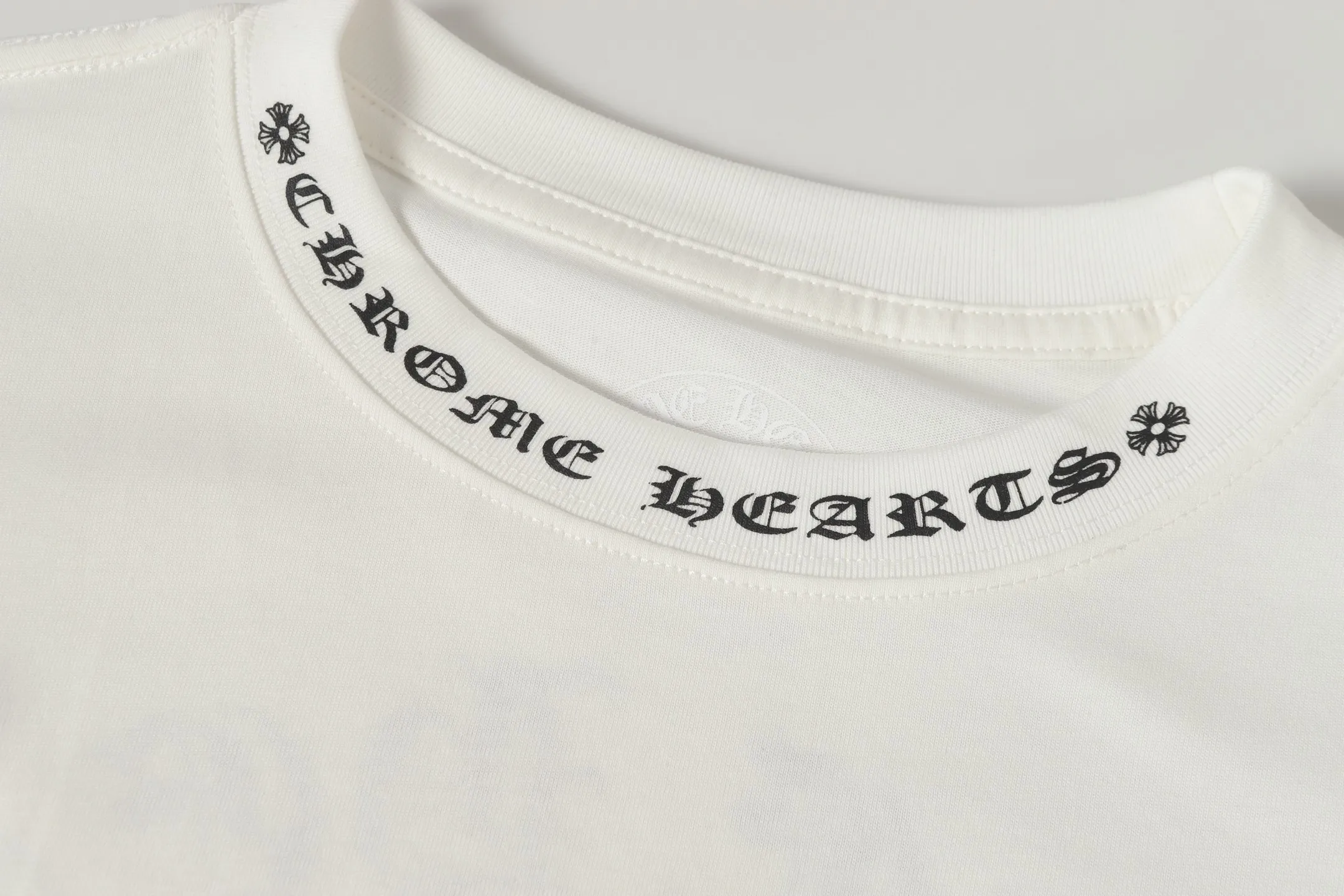 P150 cross-border model, please do not place an order if you pursue perfection -Chrome Hearts/Chrome Hearts 23ss cross✝️Sanskrit printed popular long-sleeved T-shirt -High weight, high density and high quality, soft, delicate and skin-friendly wool, soft and silky to the touch, excellent warmth and skin-friendly properties -Customized weaving and dyeing, no color difference, no matter the fabric or workmanship details, beat the ordinary version on the market -Colour: black white -Size: S M L XL